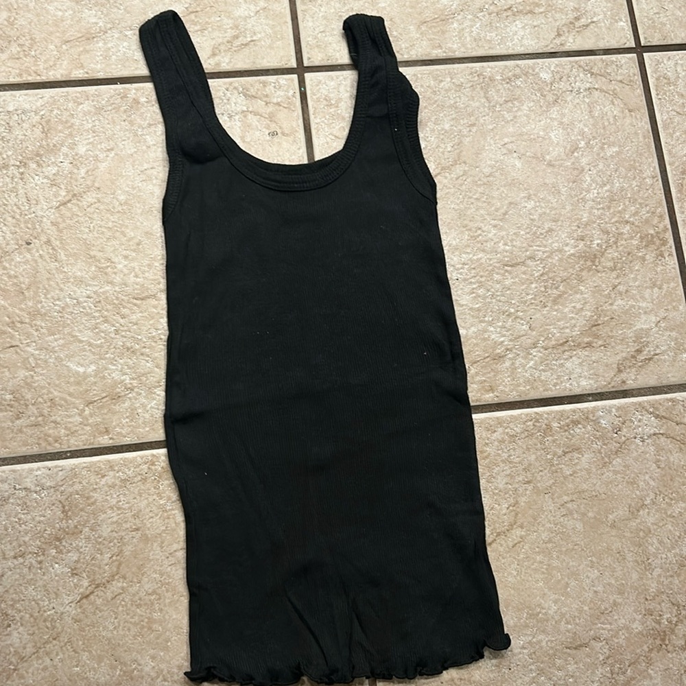 SUPER STRECHY Tank top, small and affordable to go under outfits!!!🖤